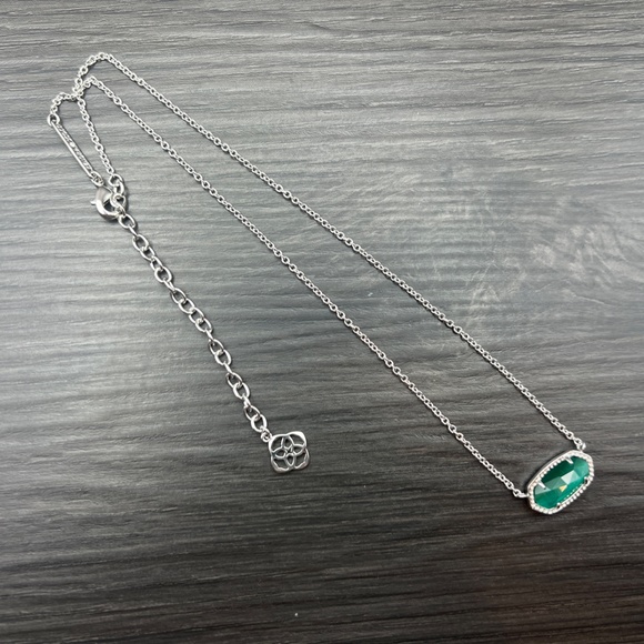Kendra Scott Elisa Silver Pendant Necklace in Emerald Cat's Eye - Picture 3 of 5